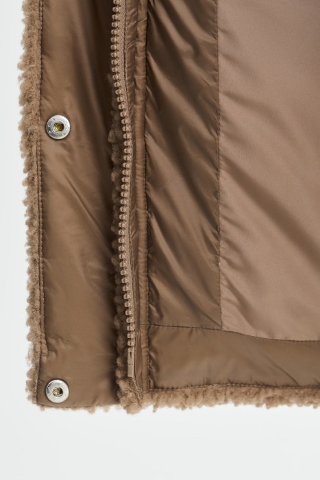 зимняя куртка с капюшоном из россии вид сбоку