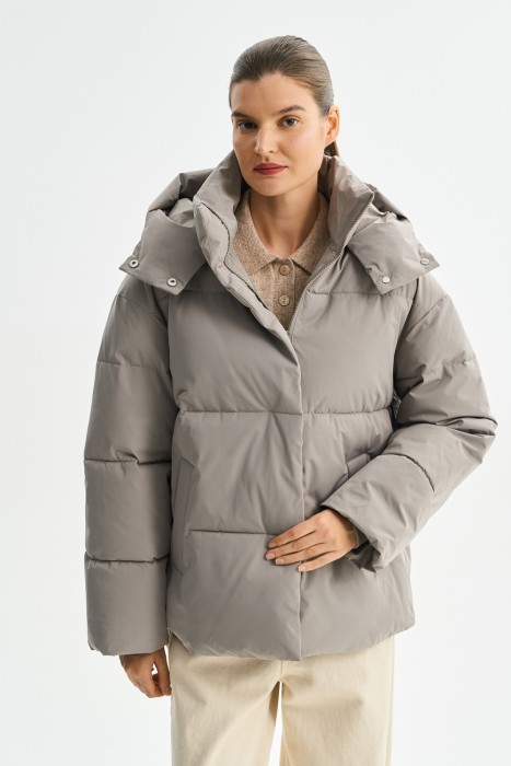 зимняя куртка с капюшоном от бренда снежная королева вид слева