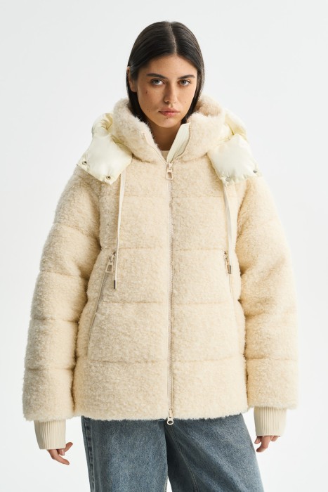 зимняя куртка с капюшоном от бренда снежная королева вид слева