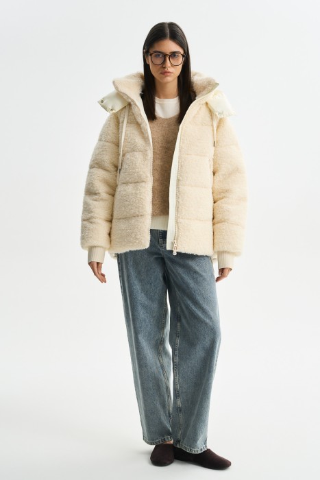 зимняя куртка с капюшоном из россии вид сбоку