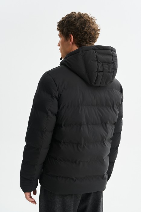 зимняя куртка с капюшоном по цене 5530 руб вид справа