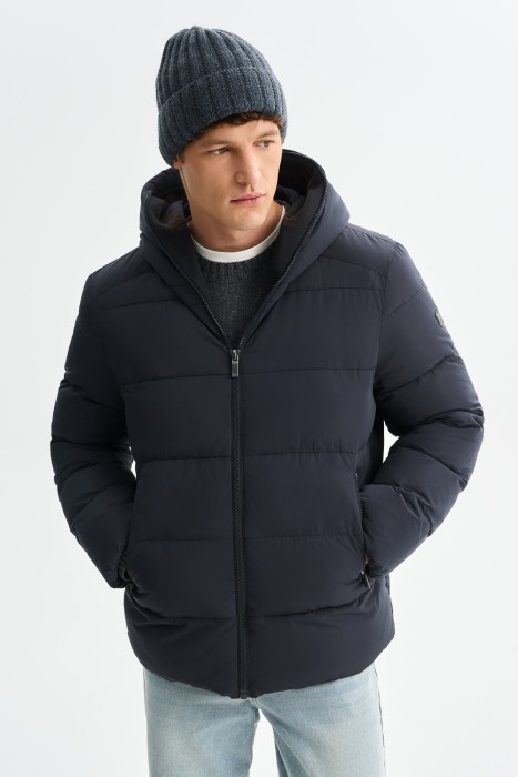 зимняя куртка с капюшоном от бренда снежная королева вид слева