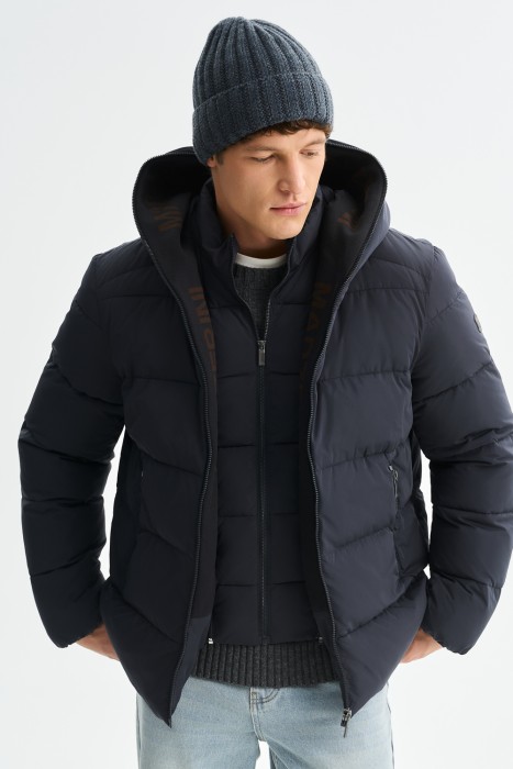 зимняя куртка с капюшоном из россии вид сбоку