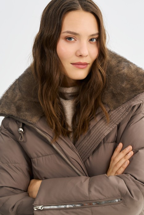 зимняя куртка с капюшоном от бренда снежная королева вид слева