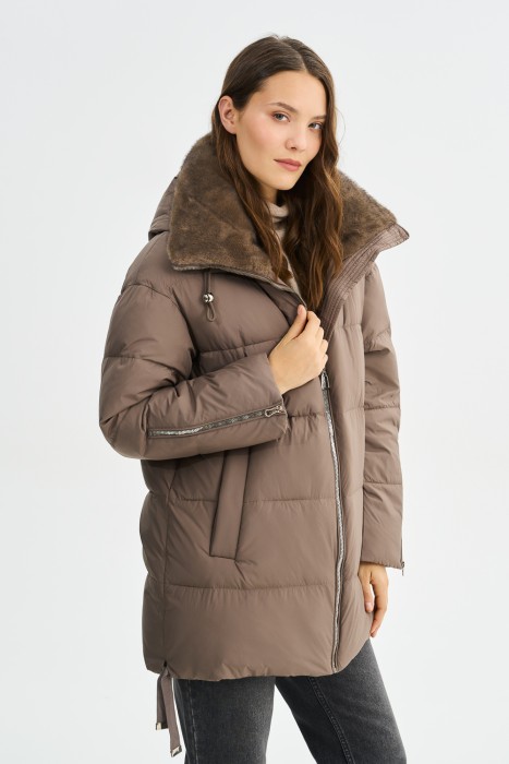 зимняя куртка с капюшоном по цене 9530 руб вид справа