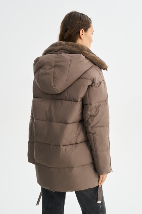 зимняя куртка с капюшоном из россии вид сбоку