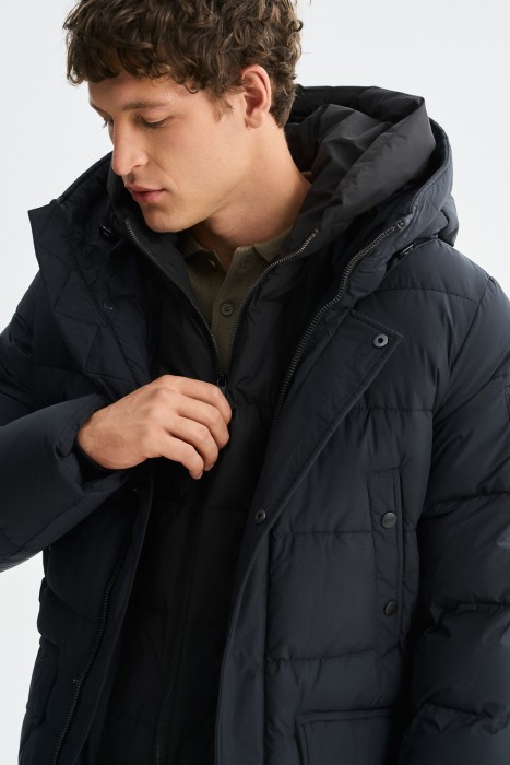 зимняя куртка с капюшоном из россии вид сбоку