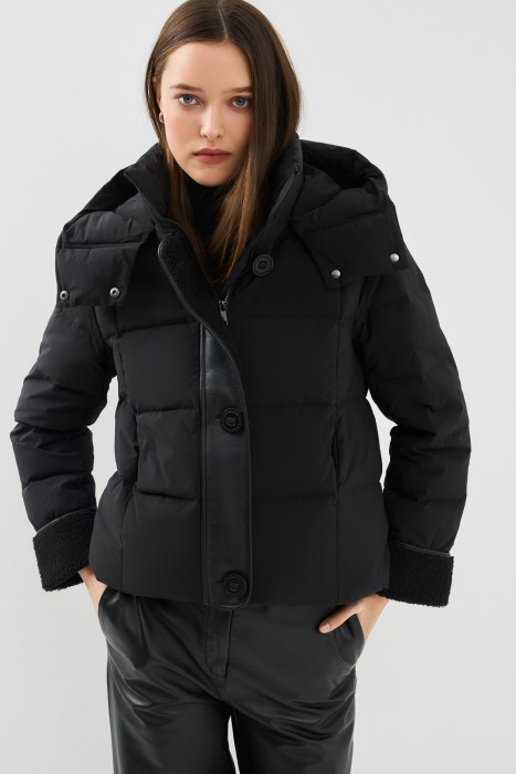 зимняя куртка с капюшоном от бренда снежная королева вид слева