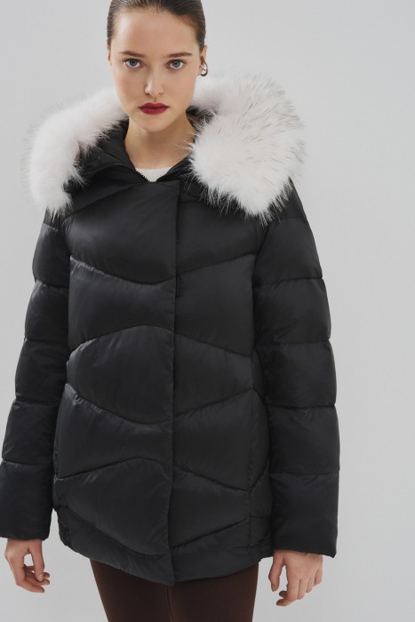 зимняя куртка с капюшоном от бренда снежная королева вид слева