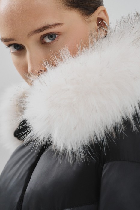 зимняя куртка с капюшоном из россии вид сбоку