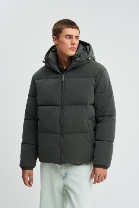 зимняя куртка с капюшоном от бренда снежная королева вид слева