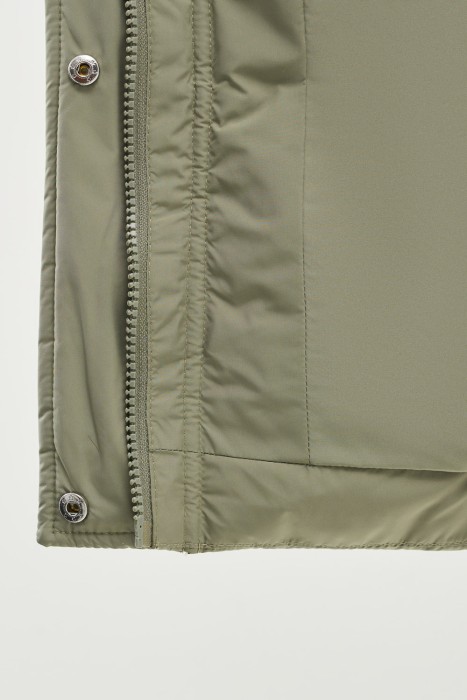 зимняя куртка с капюшоном из россии вид сбоку