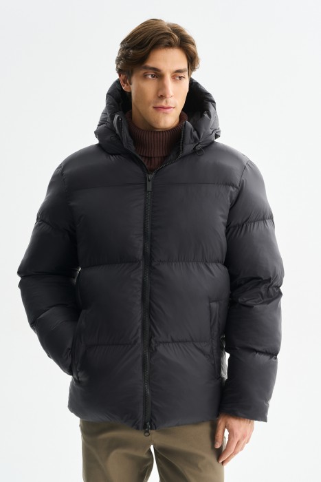 зимняя куртка с капюшоном от бренда снежная королева вид слева