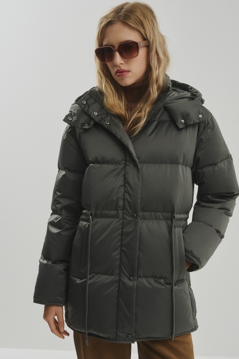 зимняя куртка с капюшоном от бренда снежная королева вид слева