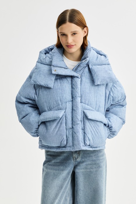 зимняя куртка с капюшоном от бренда снежная королева вид слева