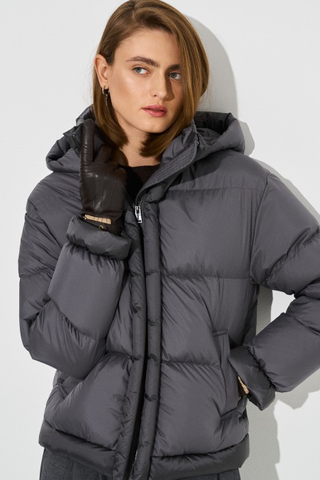 зимняя куртка с капюшоном от бренда снежная королева вид слева