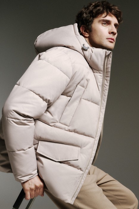 зимняя куртка с капюшоном от бренда снежная королева вид слева