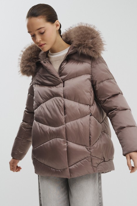 зимняя куртка с капюшоном от бренда снежная королева вид слева