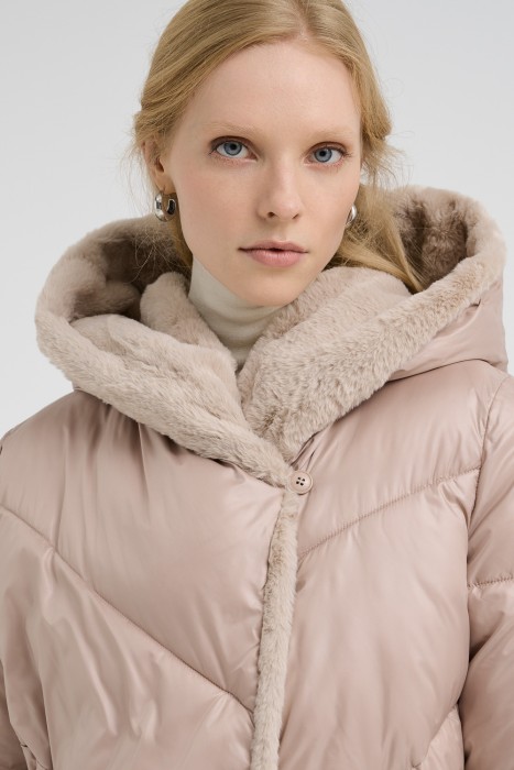 зимняя куртка с капюшоном из россии вид сбоку