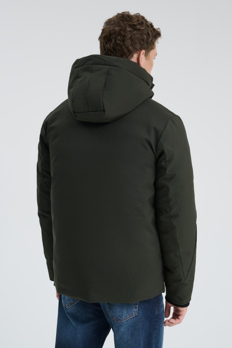 зимняя куртка с капюшоном из россии вид сбоку