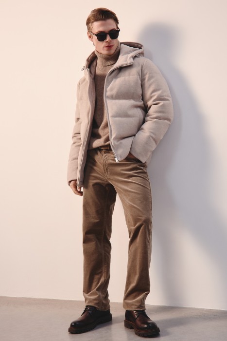 зимняя куртка с капюшоном от бренда снежная королева вид слева