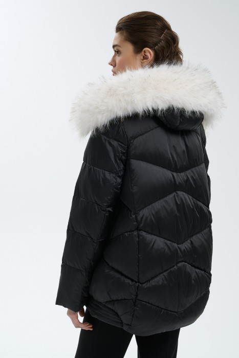 зимняя куртка с капюшоном по цене 11240 руб вид справа