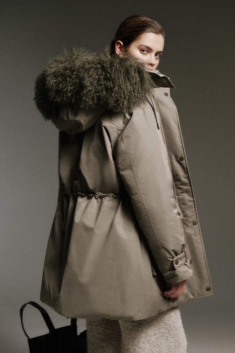 зимняя куртка с капюшоном от бренда снежная королева вид слева