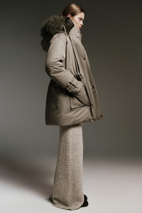 зимняя куртка с капюшоном по цене 11900 руб вид справа