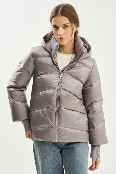 зимняя куртка с капюшоном от бренда снежная королева вид слева