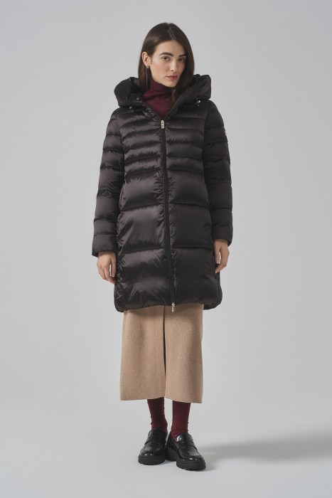 зимняя куртка с капюшоном от бренда снежная королева вид слева