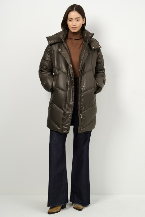 зимняя куртка с капюшоном от бренда снежная королева вид слева