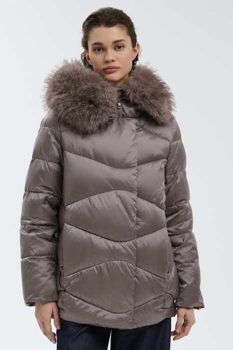 зимняя куртка с капюшоном от бренда снежная королева вид слева