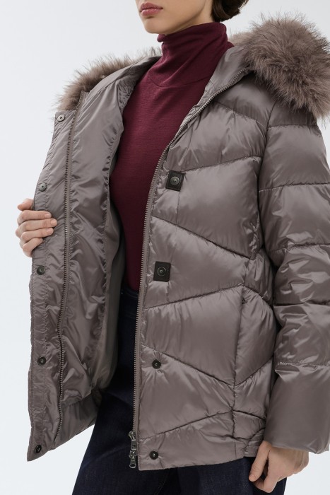 зимняя куртка с капюшоном из россии вид сбоку