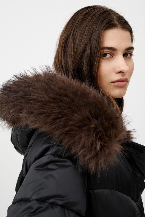 зимняя куртка с капюшоном из россии вид сбоку