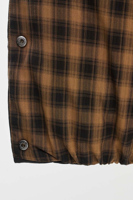 зимняя куртка с клетчатой подкладкой из россии вид сбоку