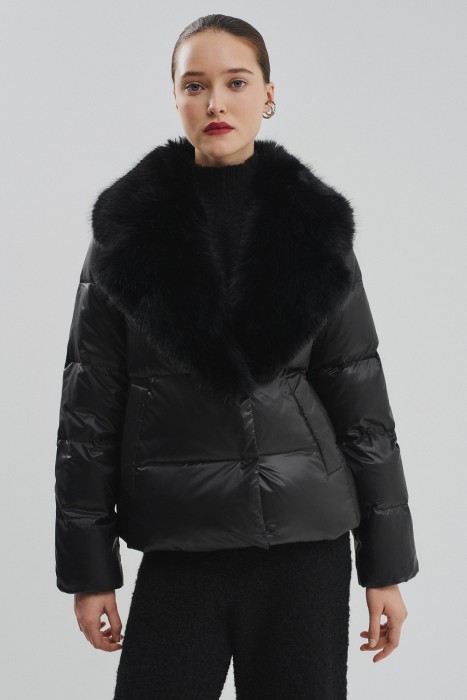 зимняя куртка с меховой отделкой от бренда снежная королева вид слева