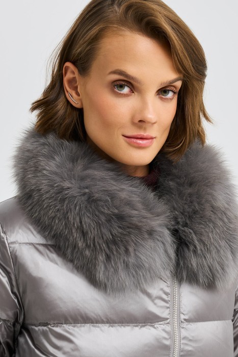 зимняя куртка с меховой отделкой из россии вид сбоку