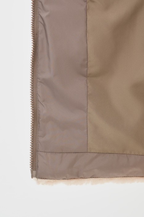 зимняя куртка с меховой отделкой из россии вид сбоку