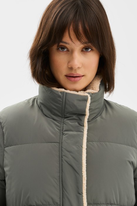 зимняя куртка с меховой отделкой из россии вид сбоку