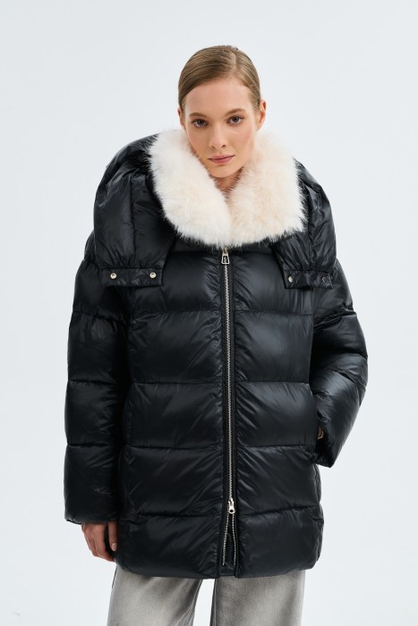 зимняя куртка с меховой отделкой от бренда снежная королева вид слева