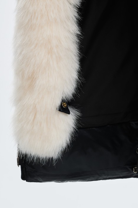 зимняя куртка с меховой отделкой из россии вид сбоку