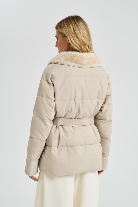 зимняя куртка с меховой отделкой по цене 13860 руб вид справа