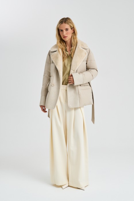 зимняя куртка с меховой отделкой из россии вид сбоку