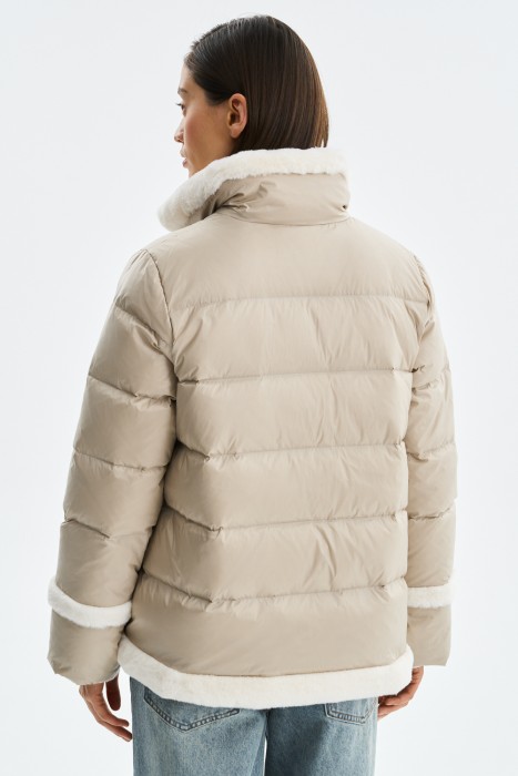 зимняя куртка с меховой отделкой по цене 4720 руб вид справа