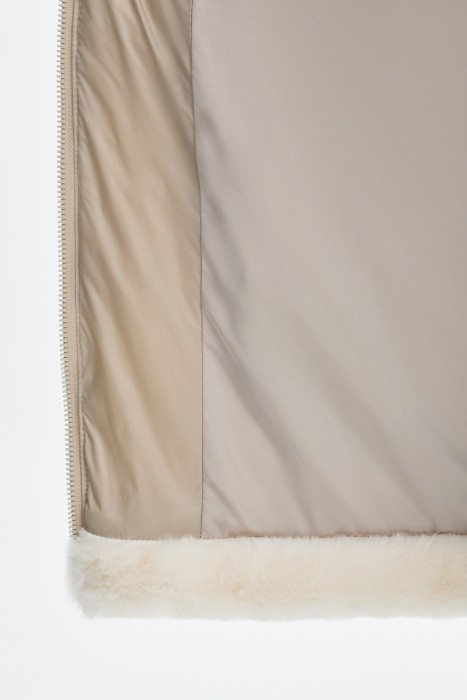 зимняя куртка с меховой отделкой из россии вид сбоку