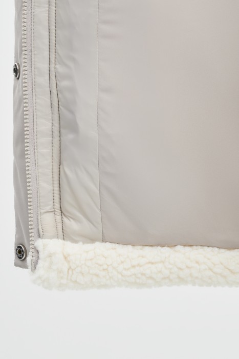 зимняя куртка с меховой отделкой из россии вид сбоку