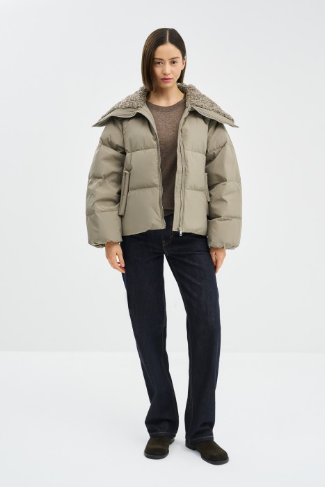 зимняя куртка с меховой отделкой от бренда снежная королева вид слева