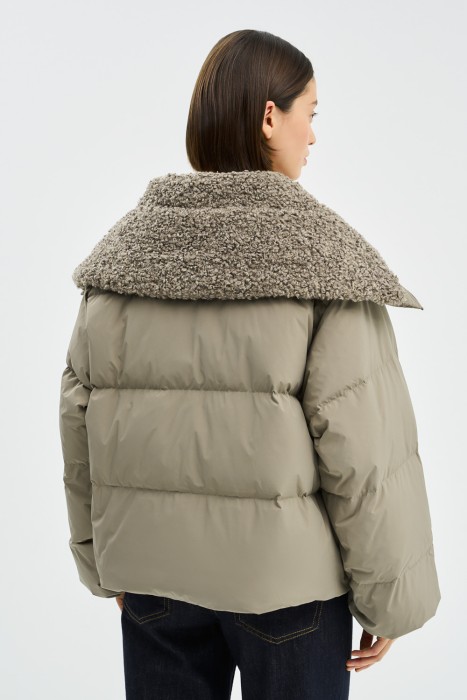 зимняя куртка с меховой отделкой по цене 11410 руб вид справа