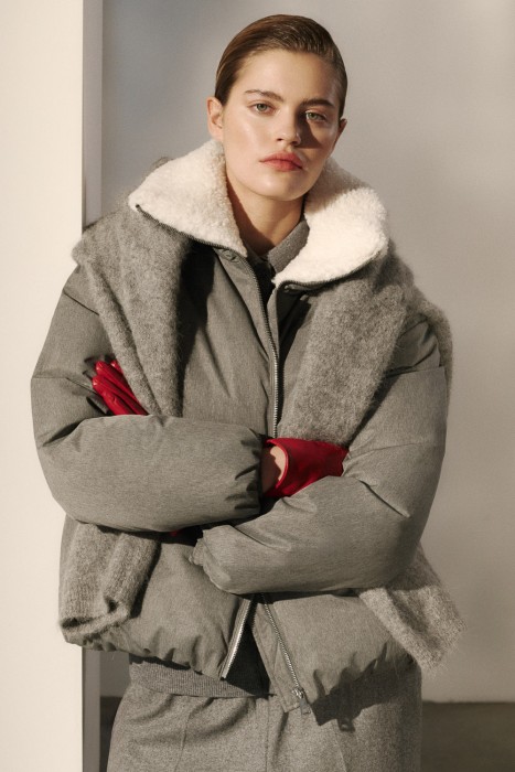 зимняя куртка с меховой отделкой от бренда снежная королева вид слева