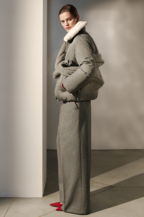 зимняя куртка с меховой отделкой из россии вид сбоку